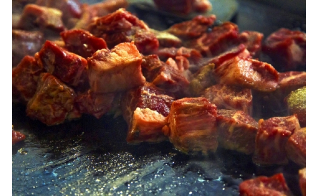 【4等級以上】黒毛和牛 近江牛 【並】 角厚切り肉 ご家庭用 【1000g （500ｇ×2パック）】【BM13W】