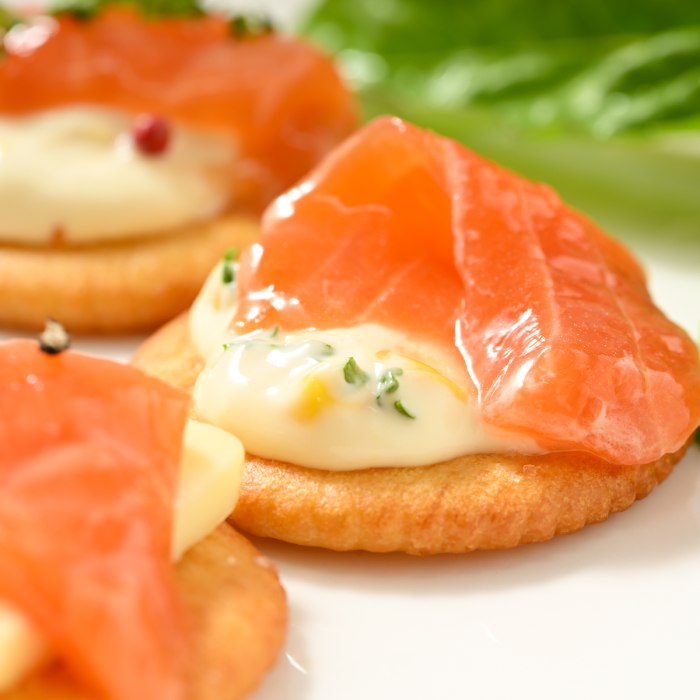 10-495 【年内配送12月15日入金まで】漬けサーモン～スモーク風味～　2個セット within2025