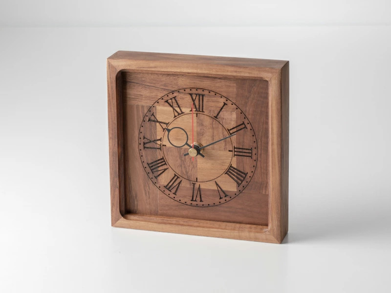 天然木チーク材の時計（掛け・置き兼用）［106K02] / 愛知県小牧市