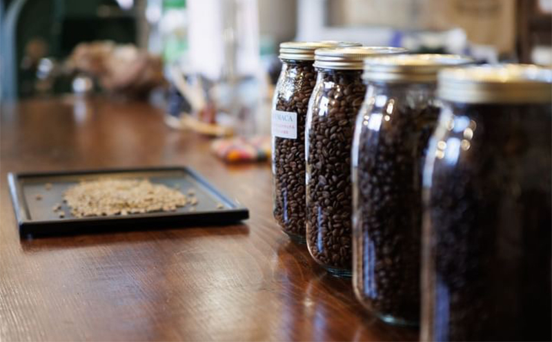 【6ヵ月定期便】丁寧にハンドピックされたこだわりのコーヒー豆100g×3種類(中深～深煎り)【豆】  珈琲 コーヒー豆 珈琲豆 豆 焙煎 自家焙煎 セット