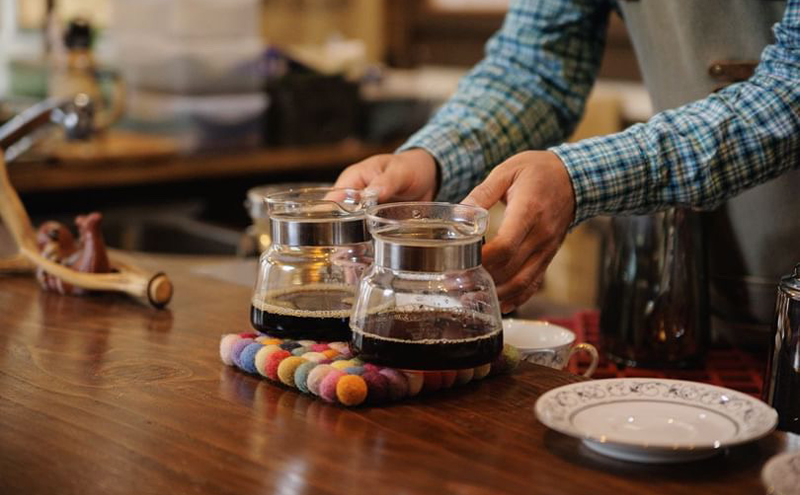 【6ヵ月定期便】丁寧にハンドピックされたこだわりのコーヒー豆100g×3種類(中深～深煎り)【豆】  珈琲 コーヒー豆 珈琲豆 豆 焙煎 自家焙煎 セット