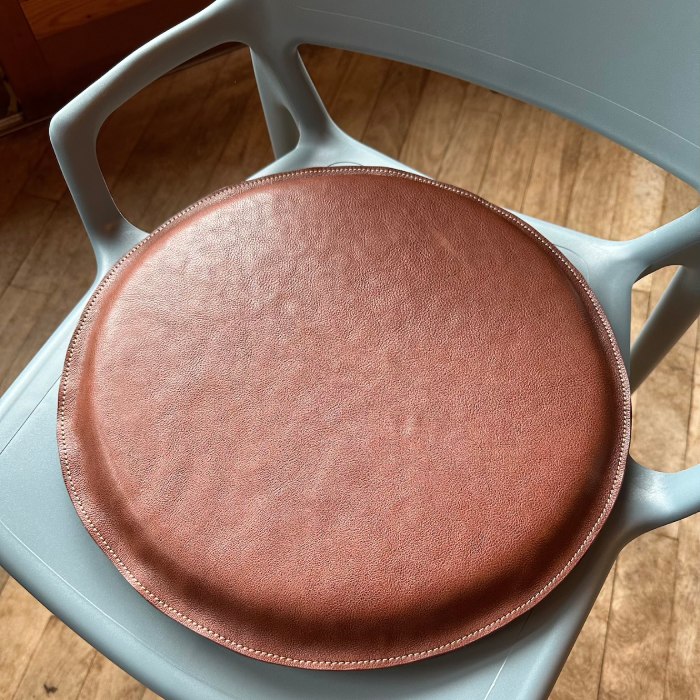 67-9 【年内配送12月15日入金まで】国産牛革 レザークッション 座布団（ブラウン・ハニーゴールドステッチ） within2025