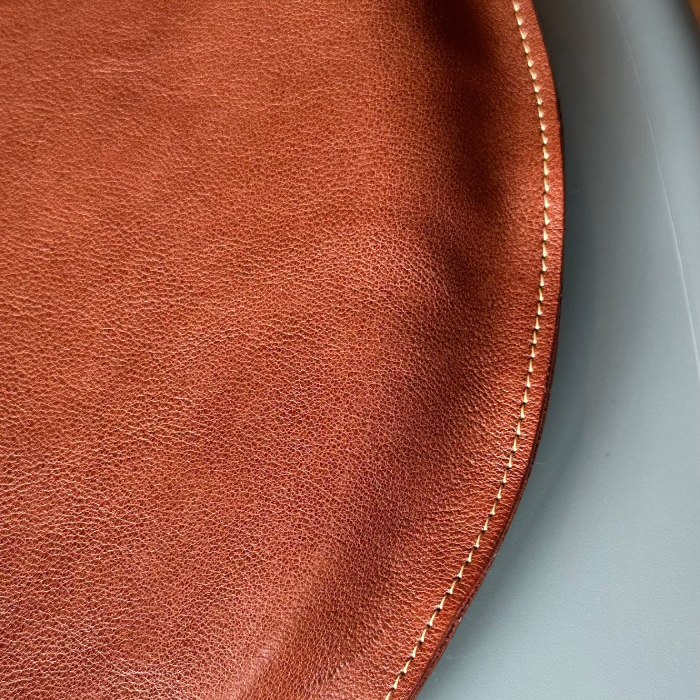 67-9 【年内配送12月15日入金まで】国産牛革 レザークッション 座布団（ブラウン・ハニーゴールドステッチ） within2025