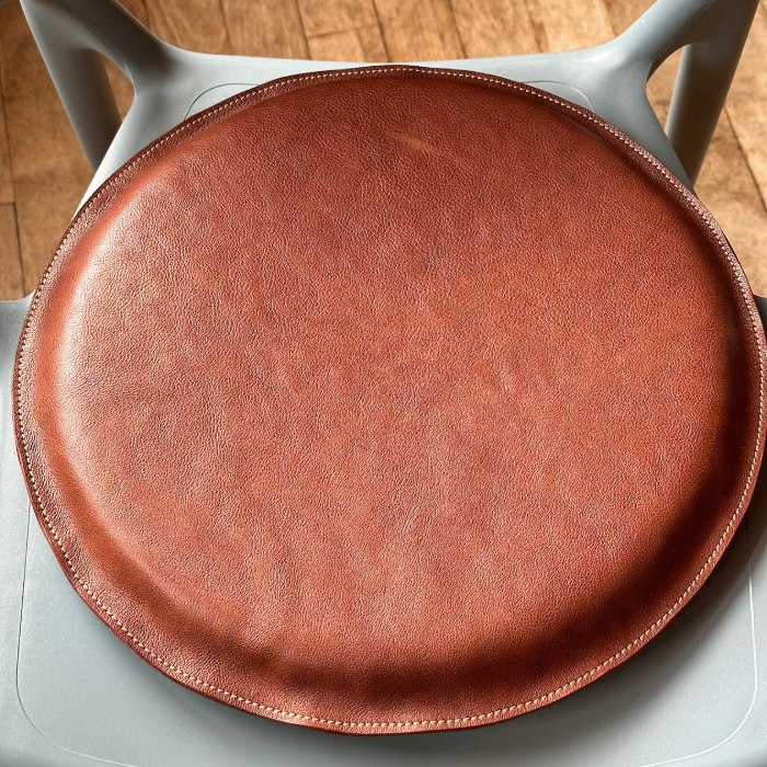 67-9 【年内配送12月15日入金まで】国産牛革 レザークッション 座布団（ブラウン・ハニーゴールドステッチ） within2025