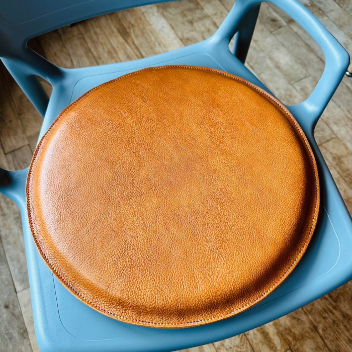 67-10 【年内配送12月15日入金まで】国産牛革 レザークッション 座布団（キャメル・レインボーステッチ） within2025