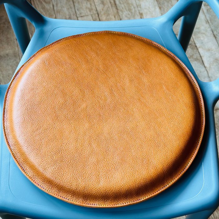 67-10 【年内配送12月15日入金まで】国産牛革 レザークッション 座布団（キャメル・レインボーステッチ） within2025