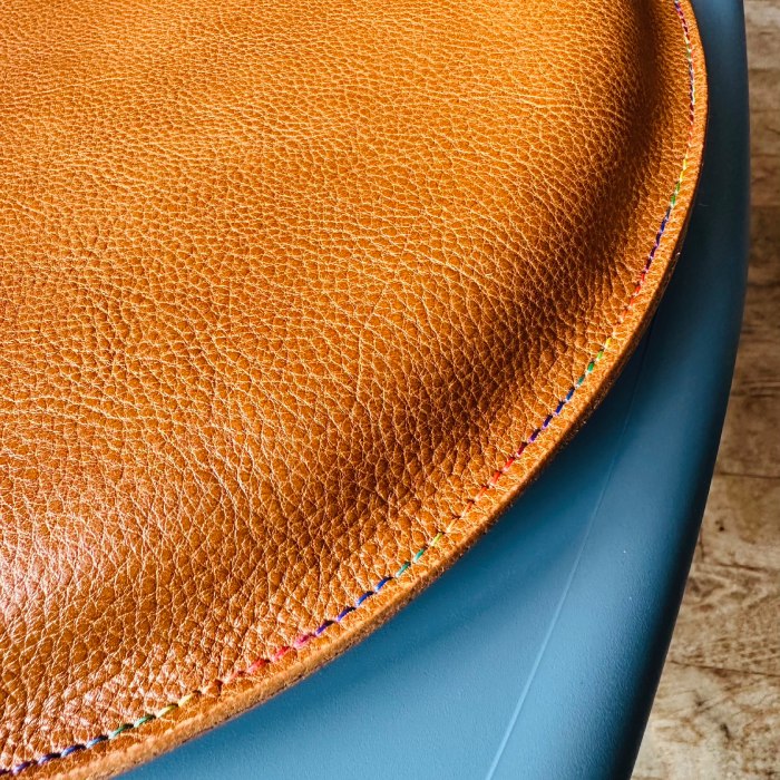 67-10 【年内配送12月15日入金まで】国産牛革 レザークッション 座布団（キャメル・レインボーステッチ） within2025