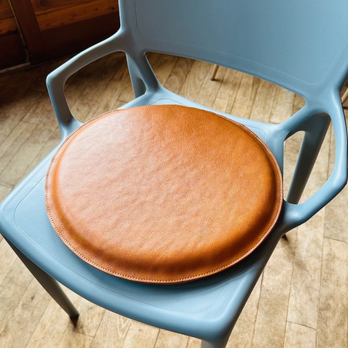 67-11 【年内配送12月15日入金まで】国産牛革 レザークッション 座布団（キャメル・ハニーゴールドステッチ） within2025