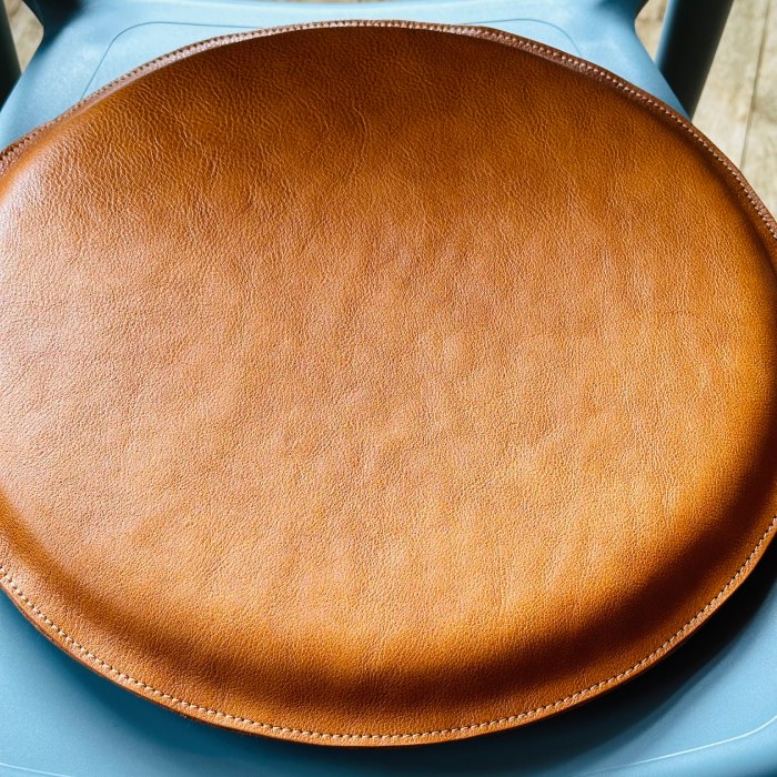 67-11 【年内配送12月15日入金まで】国産牛革 レザークッション 座布団（キャメル・ハニーゴールドステッチ） within2025