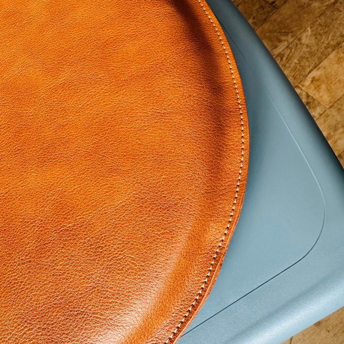 67-11 【年内配送12月15日入金まで】国産牛革 レザークッション 座布団（キャメル・ハニーゴールドステッチ） within2025