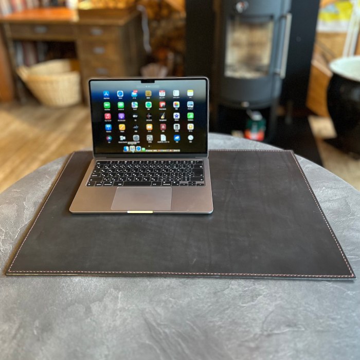 167-3 【年内配送12月15日入金まで】本革レザーデスクマット(ブラック・レッドステッチ) within2025