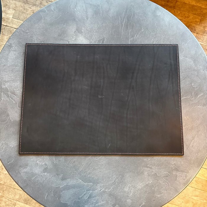 167-3 【年内配送12月15日入金まで】本革レザーデスクマット(ブラック・レッドステッチ) within2025