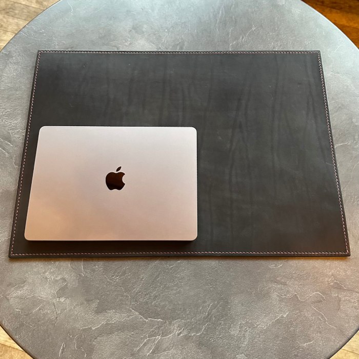 167-3 【年内配送12月15日入金まで】本革レザーデスクマット(ブラック・レッドステッチ) within2025