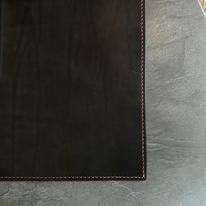 167-3 【年内配送12月15日入金まで】本革レザーデスクマット(ブラック・レッドステッチ) within2025