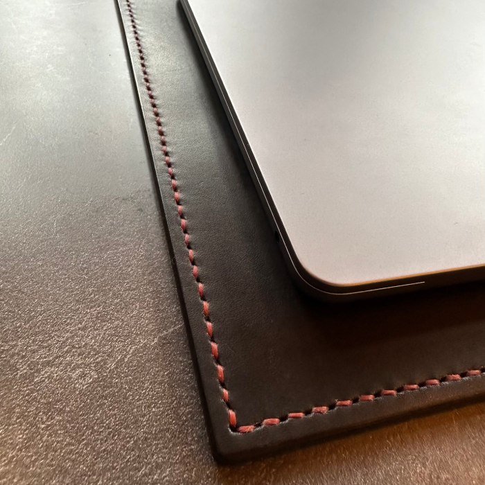 167-3 【年内配送12月15日入金まで】本革レザーデスクマット(ブラック・レッドステッチ) within2025