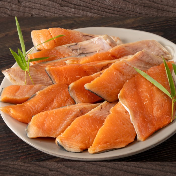 12-199 【年内発送12月15日入金まで】塩桜ます切身　たっぷり1kg within2025