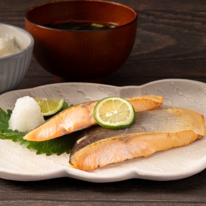 12-199 【年内配送12月15日入金まで】塩桜ます切身　たっぷり1kg within2025