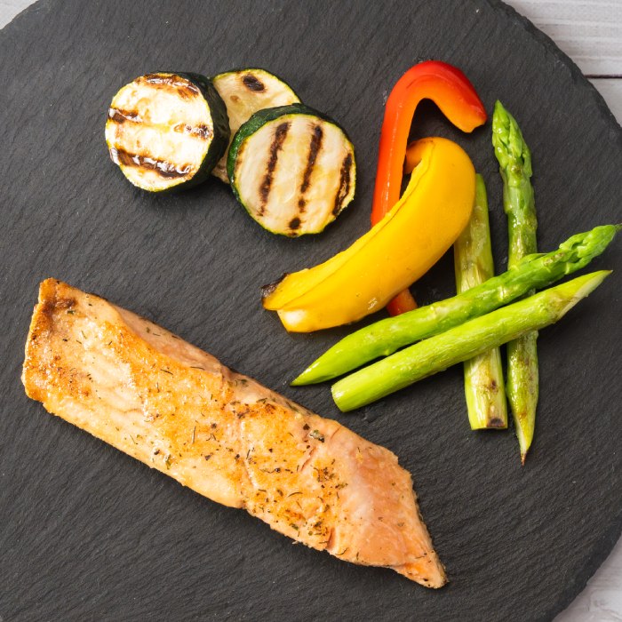 12-199 【年内配送12月15日入金まで】塩桜ます切身　たっぷり1kg within2025