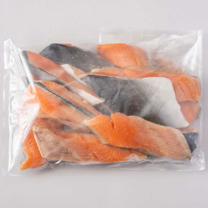 12-199 【年内配送12月15日入金まで】塩桜ます切身　たっぷり1kg within2025