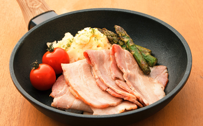 定期便 全3回 / 十勝の無添加豚 ウインナー・白ソーセージ20本前後とベーコンブロック300g 計2.22kg［うらがみミート］ 無塩せき 保存料・結着剤不使用【 ソーセージ ウィンナー ベーコン 肉 豚 国産 惣菜 おつまみ 料理 燻製 加工品 北海道 十勝 幕別 】