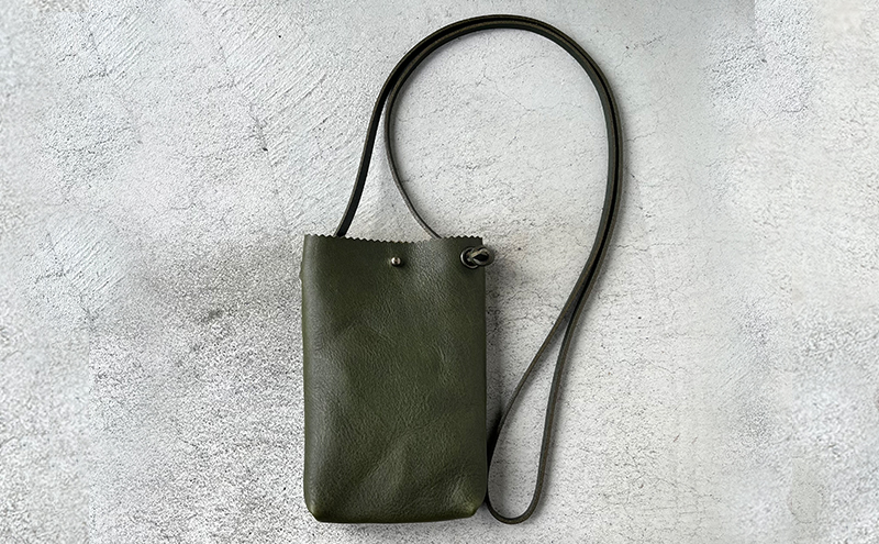 ショルダーleatherスマホケース✿留め革✿　栃木レザーヌメ本革 革 本革 スマホショルダー シボ入り栃木レザー レザーケース