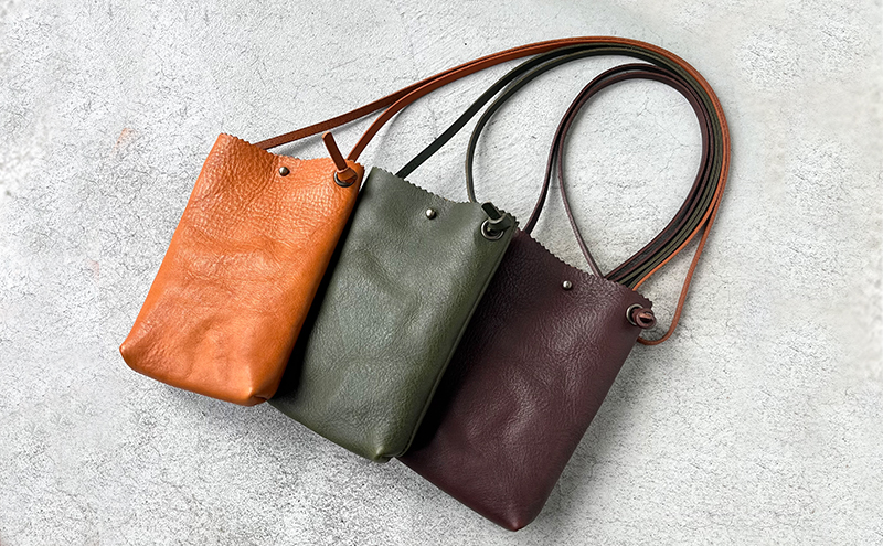 ショルダーleatherスマホケース✿留め革✿　栃木レザーヌメ本革 革 本革 スマホショルダー シボ入り栃木レザー レザーケース