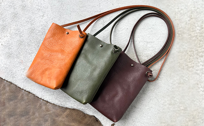 ショルダーleatherスマホケース✿留め革✿　栃木レザーヌメ本革 革 本革 スマホショルダー シボ入り栃木レザー レザーケース