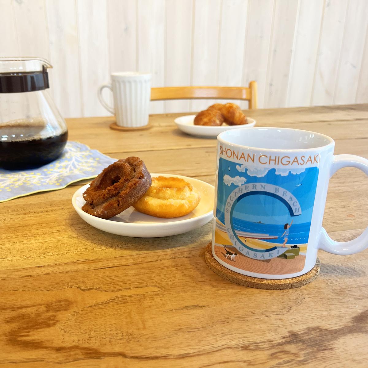 湘南・茅ヶ崎で描く、海を感じるイラストアート 『湘南ランドスケープ：マグカップ』 /サザンC 風景 犬 トイプードル 絵画 ビーチ