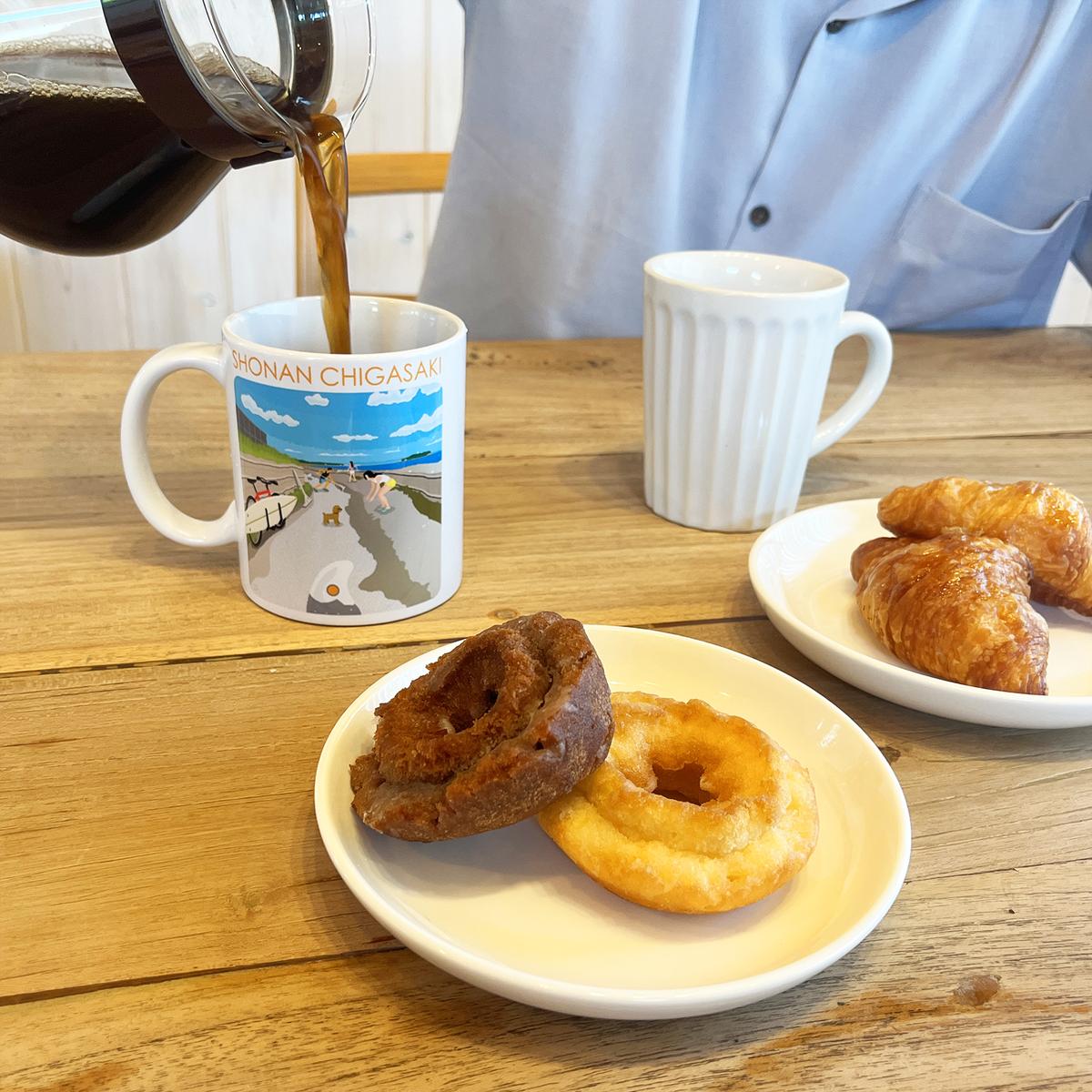 湘南・茅ヶ崎で描く、海を感じるイラストアート 『湘南ランドスケープ：マグカップ』 /サザンC 風景 犬 トイプードル 絵画 ビーチ