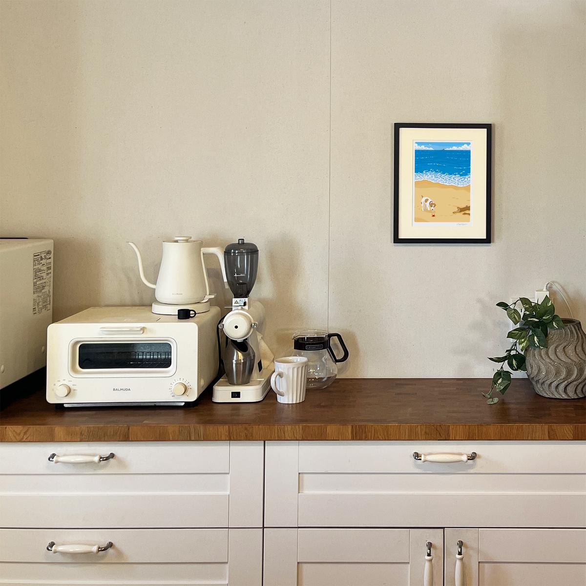 湘南・茅ヶ崎で描く、海を感じるイラストアート 『 湘南ランドスケープ04：渚の遭遇 』 ジークレーアートフレーム （小） /絵画　風景　版画