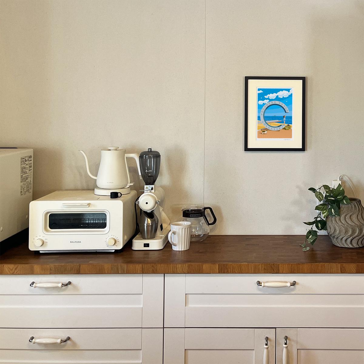 湘南・茅ヶ崎で描く、海を感じるイラストアート 『 湘南ランドスケープ06：届くかな...サザンC 』 ジークレーアートフレーム （小） /絵画　風景　版画