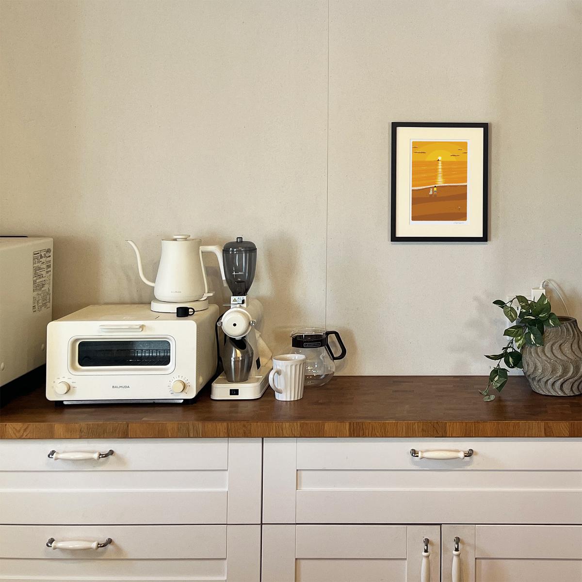 湘南・茅ヶ崎で描く、海を感じるイラストアート 『 湘南ランドスケープ07：夕焼け、光の道 』 ジークレーアートフレーム （小） /絵画　風景　版画