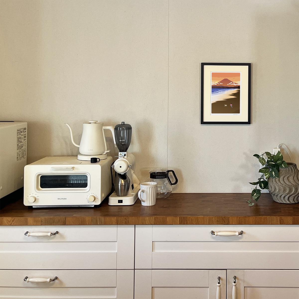 湘南・茅ヶ崎で描く、海を感じるイラストアート 『 湘南ランドスケープ11：湘南の富士と夕焼けの軌跡 』 ジークレーアートフレーム （小） /絵画　風景　版画