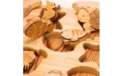 【CF-R5cbs】YKS023　山のくじら舎 かくれんぼパズル うみべ 木製 玩具 赤ちゃん ベビー 幼児 男の子 女の子 ギフト 包装 ラッピング プレゼント 贈り物 贈答 出産祝い 誕生日祝い のし 熨斗対応 高知県産