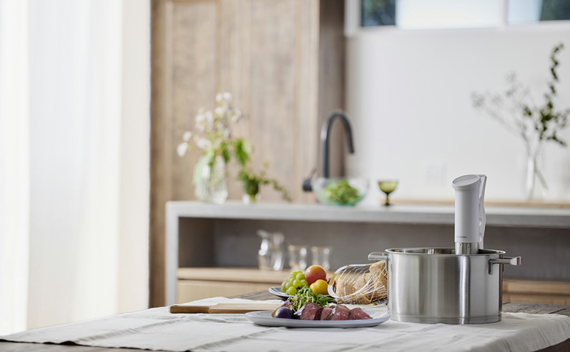 低温調理器 LTC-04 オフホワイト アイリスオーヤマ 低温調理 スリム 軽量 コンパクト レシピ ローストビーフ サラダチキン 温泉卵 簡単調理 作り置き 防水 お手入れ簡単 丸洗い 浅型鍋にも対応 低温調理器具 調理機