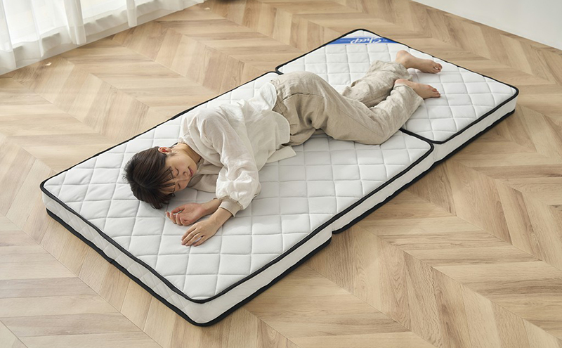 マットレス シングル 三つ折り 三つ折りポケットコイルマットレス 10ｃｍ PMTS10H-3S ホワイト アイリスオーヤマ 折りたたみ ポケットコイル コンパクト 軽量 お手入れ 簡単 折り畳み 10センチ 敷布団 一人暮らし