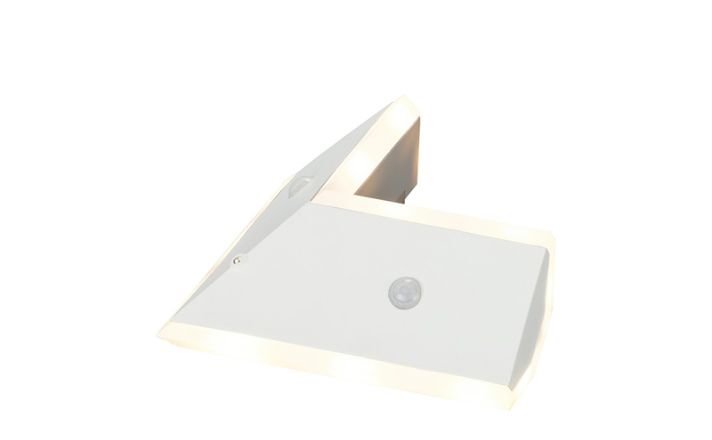 乾電池式LEDセンサーライト ダブルセンサー階段タイプ BSL-KWMS アイリスオーヤマ 人感センサーライト 室内 フットライト 電池式 LEDセンサーライト ナイトライト 足元灯 階段 廊下 玄関 踊り場 安全