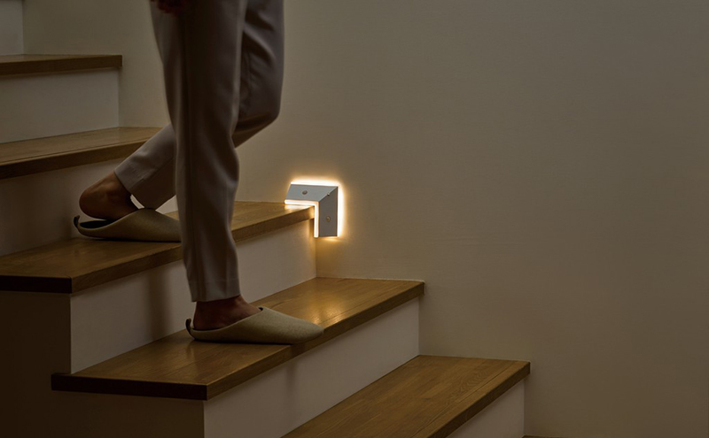 乾電池式LEDセンサーライト ダブルセンサー階段タイプ BSL-KWMS アイリスオーヤマ 人感センサーライト 室内 フットライト 電池式 LEDセンサーライト ナイトライト 足元灯 階段 廊下 玄関 踊り場 安全