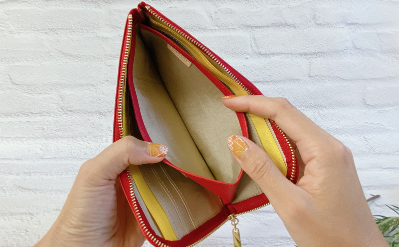 薄くて軽くて大容量なL字長財布 14枚カードポケット 牛革 シュリンク レッド