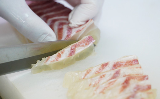 朝〆直送！愛南町産鯛さしみ用切り身（800g＋アラ付き）真鯛 朝〆 直送 新鮮 アラ 冷蔵 愛媛県 朝〆直送 皮引き 三枚おろし 兜 かぶと煮 国産 魚介 特産品 愛南町 魚介類 海産物 鮮魚 養殖 産地直送 海鮮 ブランド まだい 鯛 刺身 塩焼き 煮付け 酒蒸し カルパッチョ 鯛飯 鯛しゃぶ 鯛めし 鯛茶漬け 鯛漬け お正月 お祝い 年末 年始 紅白 めでたい 真空 パック あら炊き カマ 柵 松岡鮮魚