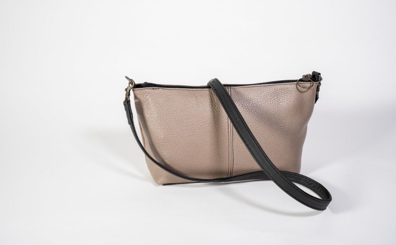 鑑定済LLOEWE ショルダーバッグ ベージュ 鑑定済LOEWE ベージュ ショルダーバッグ - メルカリ