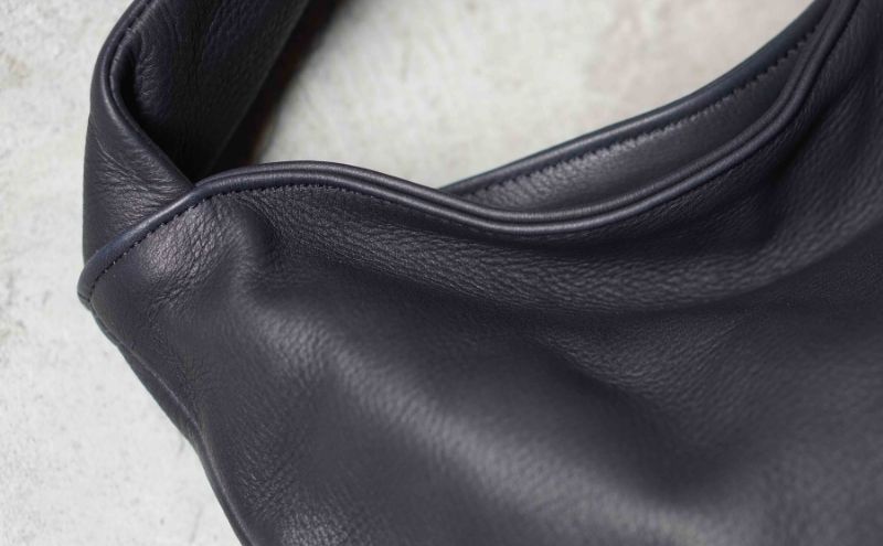 シルキータッチしっとりレザー 軽く柔らかい袋タイプ・ＬＵＡ(ＬＡ００１)＃墨黒 A4対応 バッグ 牛革 レザー 革製品 天然素材 軽量 日本製 ブラック カジュアル 墨田区 東京