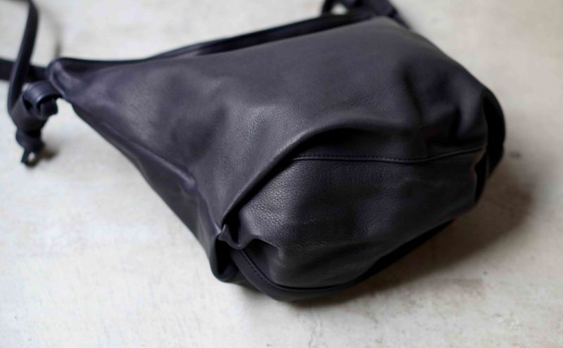 シルキータッチしっとりレザー 軽く柔らかい袋ショルダーバッグ・ＬＵＡ(ＬＡ００2)＃墨黒 バッグ 牛革 レザー 革製品 天然素材 軽量 日本製 ブラック カジュアル 墨田区 東京