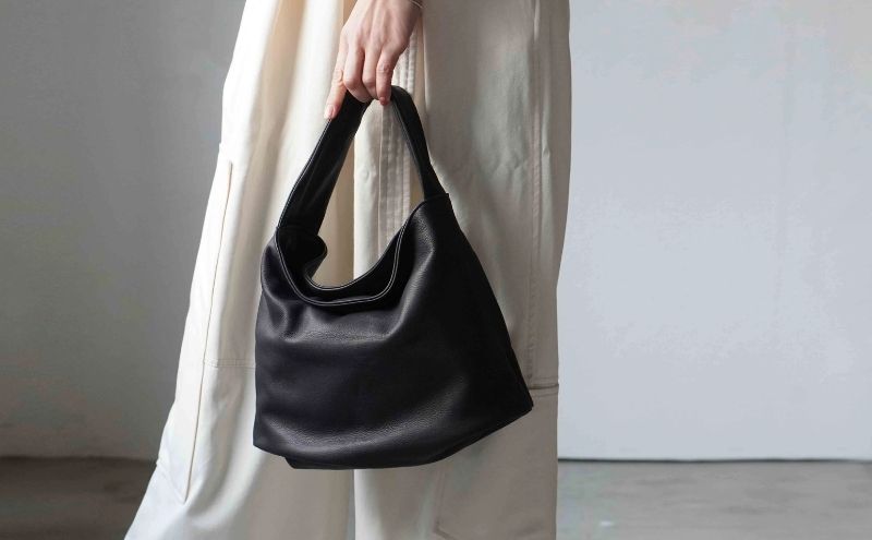 シルキータッチしっとりレザー 軽く柔らかい袋ハンドバッグ・ＬＵＡ(ＬＡ００3)＃墨黒 バッグ 牛革 レザー 革製品 天然素材 軽量 日本製 ブラック カジュアル 墨田区 東京