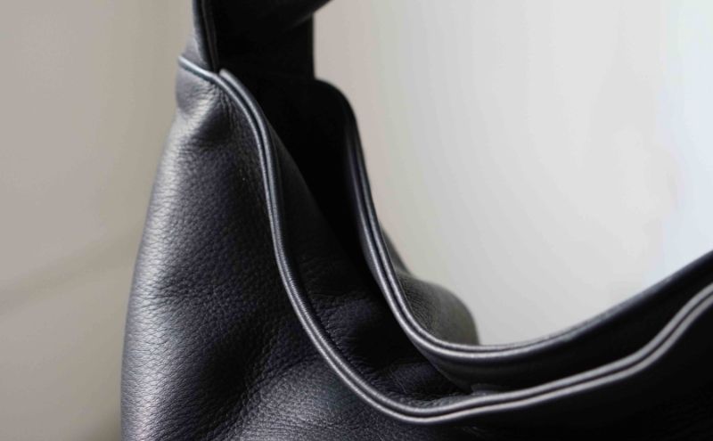 シルキータッチしっとりレザー 軽く柔らかい袋ハンドバッグ・ＬＵＡ(ＬＡ００3)＃墨黒 バッグ 牛革 レザー 革製品 天然素材 軽量 日本製 ブラック カジュアル 墨田区 東京