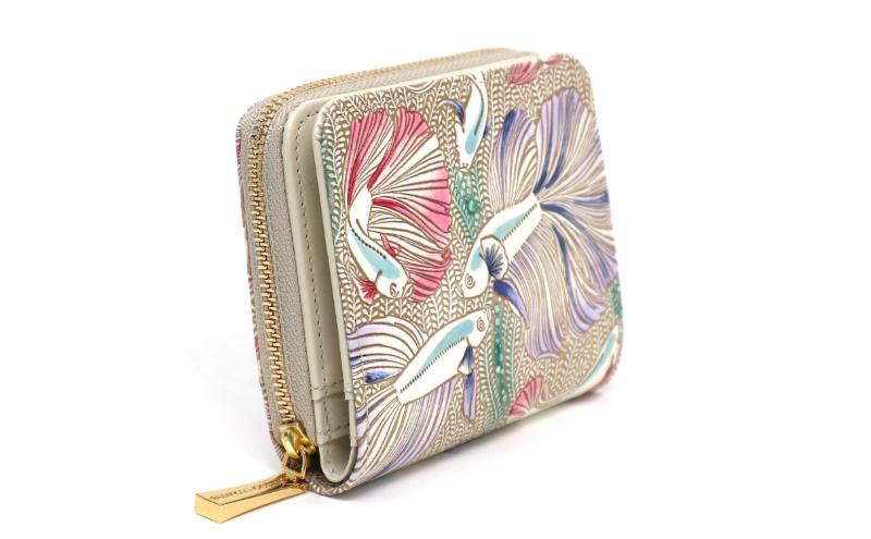 【文庫屋大関】二つ折りファスナーミニ財布 ラビリンスフィッシュ＜パープル＞【皮革工芸品】財布 二つ折り 小物 お札 カード 小銭 コンパクト 牛革 手作り 日本製 墨田区 東京都