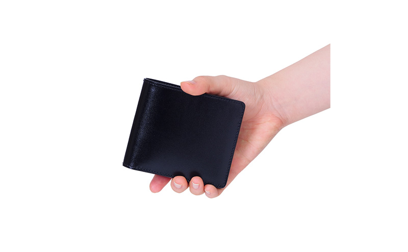 二つ折り カード 札入れ ブラスコット 黒  財布 さいふ 革 革製品 レザー 牛革 ギフト プレゼント おしゃれ ウォレット シンプル ファッション 北海道 赤平 いたがき