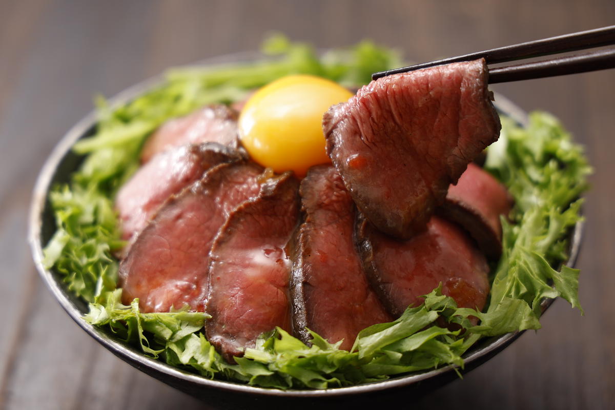 北海道池田町のふるさと納税 北海道 国産 十勝 ローストビーフセット 300g 1パック 冷蔵 国産牛 ローストビーフ お中元 お歳暮 ギフト 贈答 無添加 ローストビーフ タレ付き