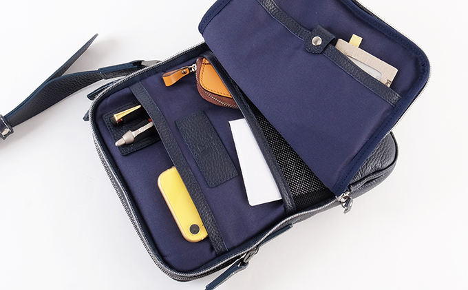 牛革　ショルダーバック縦型　紺