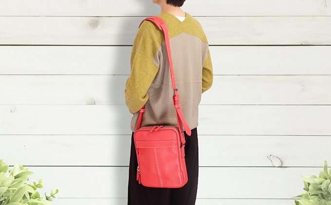 牛革　ショルダーバック縦型　赤